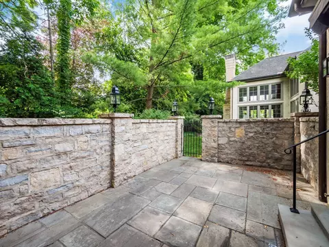Exterior - 6 Lyonsgate Rd, Bexley, OH 43209 photo 4 of 19