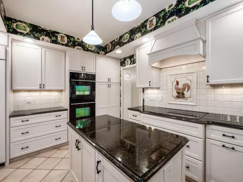 Kitchen - 6 Lyonsgate Rd, Bexley, OH 43209 photo 4 of 8