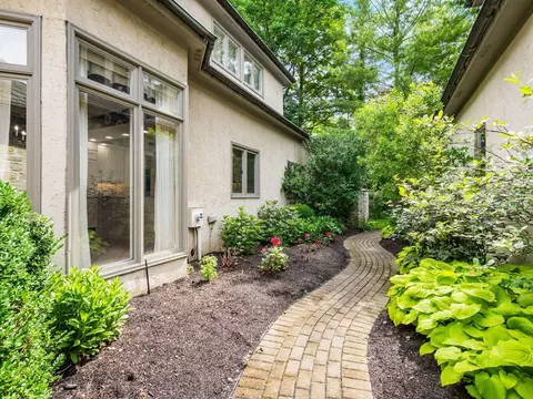 Exterior - 6 Lyonsgate Rd, Bexley, OH 43209 photo 9 of 19