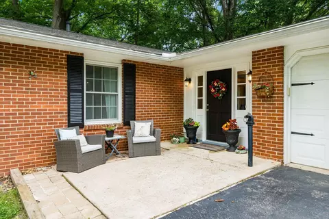 855 Singing Hills Ln, Columbus, OH 43235
