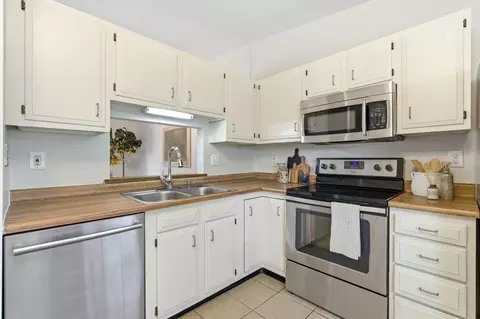 Kitchen - 2139 Camelback Dr, Columbus, OH 43228 photo 3 of 4