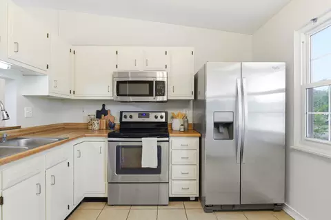 Kitchen - 2139 Camelback Dr, Columbus, OH 43228 photo 4 of 4