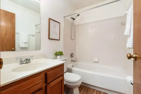 Bath - 4118 Pathfield Dr, Columbus, OH 43230 photo 4 of 4