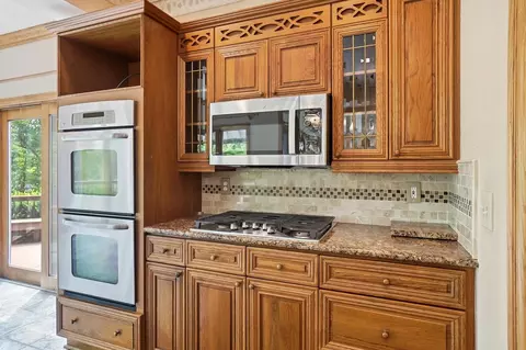 Kitchen - 320 Edgington Dr, Plain City, OH 43064 photo 7 of 8
