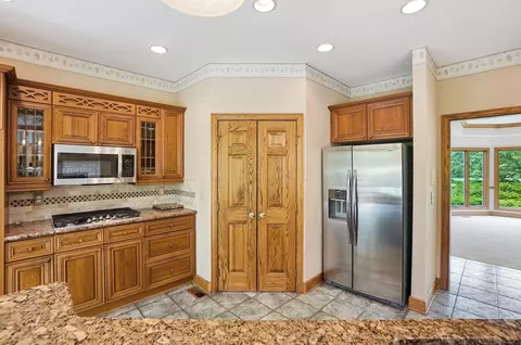 Kitchen - 320 Edgington Dr, Plain City, OH 43064 photo 3 of 8