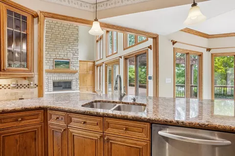 Kitchen - 320 Edgington Dr, Plain City, OH 43064 photo 6 of 8