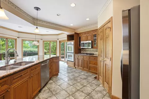 Kitchen - 320 Edgington Dr, Plain City, OH 43064 photo 4 of 8