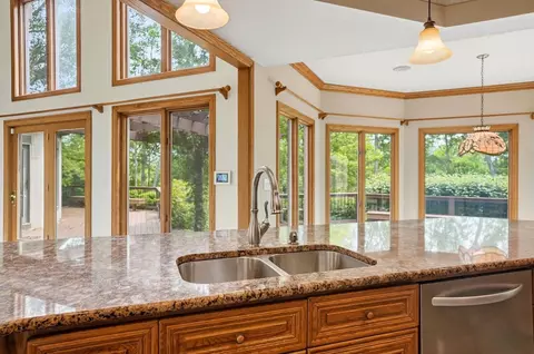 Kitchen - 320 Edgington Dr, Plain City, OH 43064 photo 5 of 8