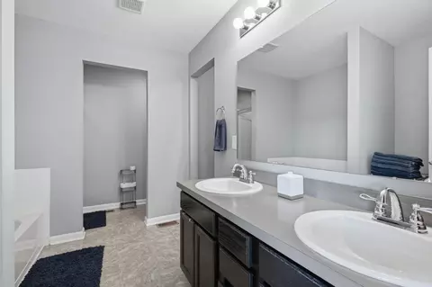 Bath - 565 Rolling Acre Dr, Lithopolis, OH 43136 photo 3 of 4
