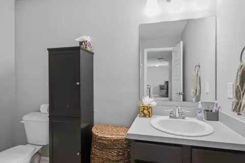Bath - 565 Rolling Acre Dr, Lithopolis, OH 43136 photo 2 of 4