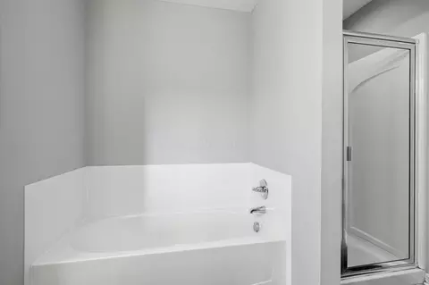 Bath - 565 Rolling Acre Dr, Lithopolis, OH 43136 photo 4 of 4