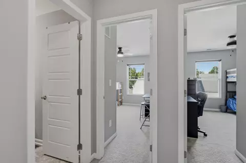 Entry Way - 565 Rolling Acre Dr, Lithopolis, OH 43136 photo 3 of 5