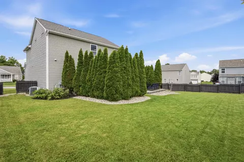 Exterior - 565 Rolling Acre Dr, Lithopolis, OH 43136 photo 4 of 9