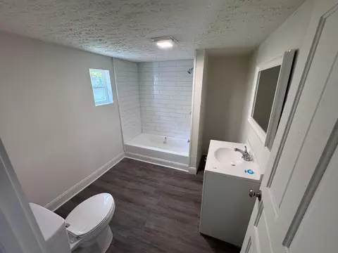 Bath - 514 Oak St, Marion, OH 43302 photo 2 of 2