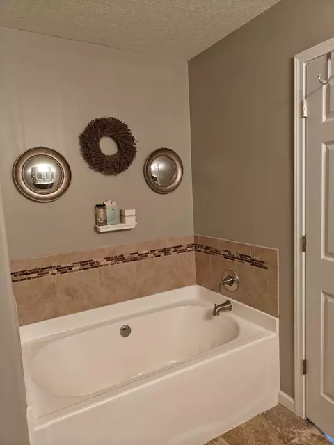 Bath - 111 Firestone Dr, Delaware, OH 43015 photo 3 of 8