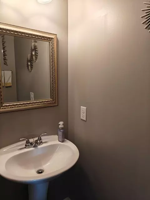 Bath - 111 Firestone Dr, Delaware, OH 43015 photo 5 of 8