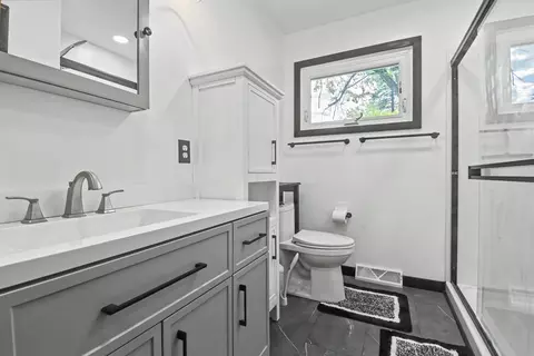 Bath - 449 Uhler Ave, Marion, OH 43302 photo 3 of 4