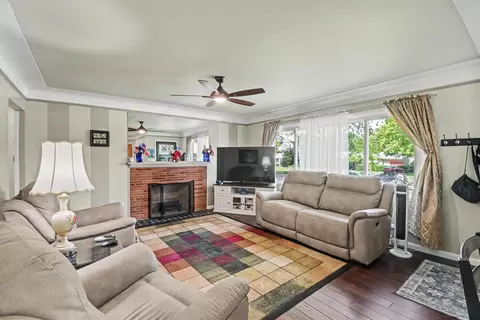 Living - 449 Uhler Ave, Marion, OH 43302 photo 2 of 3