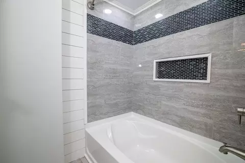 Bath - 418 E 17th Ave, Columbus, OH 43201 photo 2 of 4
