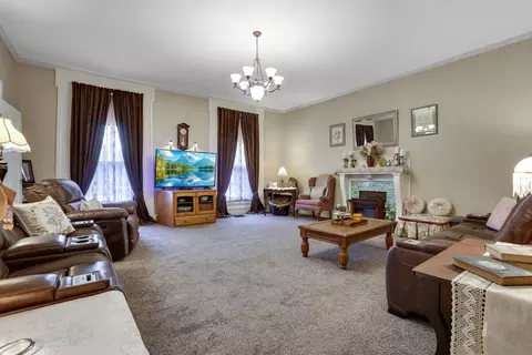 Living - 124 N Scioto St, Circleville, OH 43113 photo 2 of 5