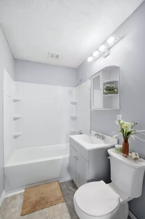 Bath - 1104 Russell Ave, Springfield, OH 45506 photo 2 of 2