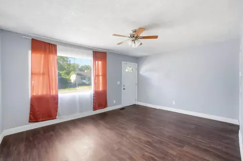 Living - 1104 Russell Ave, Springfield, OH 45506 photo 2 of 3