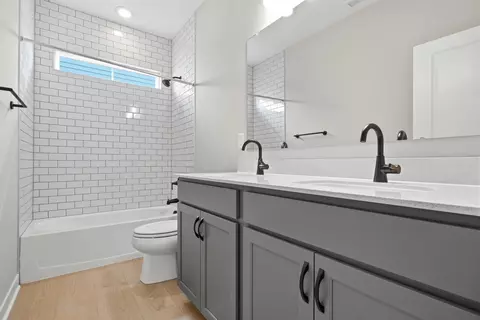 Bath - 4541 Corsican E, Hilliard, OH 43026 photo 2 of 4