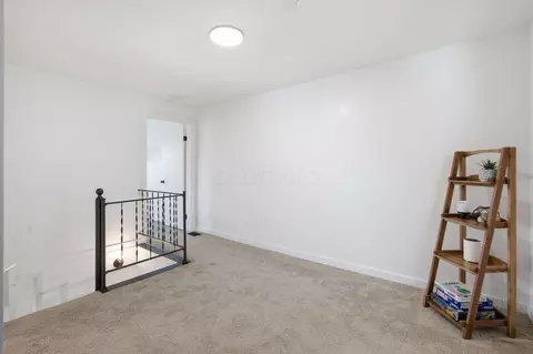 Entry Way - 18 E Oak St, Newark, OH 43055 photo 6 of 8