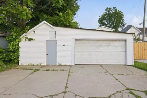 Exterior - 18 E Oak St, Newark, OH 43055 photo 3 of 4