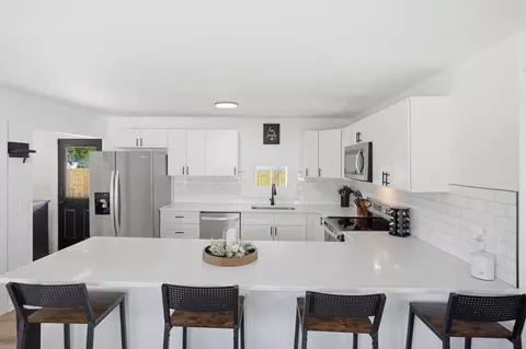 Kitchen - 18 E Oak St, Newark, OH 43055 photo 2 of 5