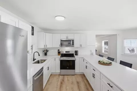 Kitchen - 18 E Oak St, Newark, OH 43055 photo 4 of 5