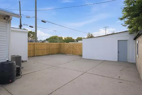 Exterior - 18 E Oak St, Newark, OH 43055 photo 1 of 4