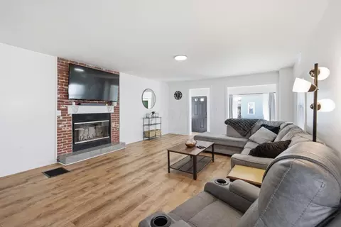 Living - 18 E Oak St, Newark, OH 43055 photo 2 of 2
