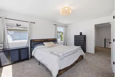 Bedroom - 18 E Oak St, Newark, OH 43055 photo 2 of 4