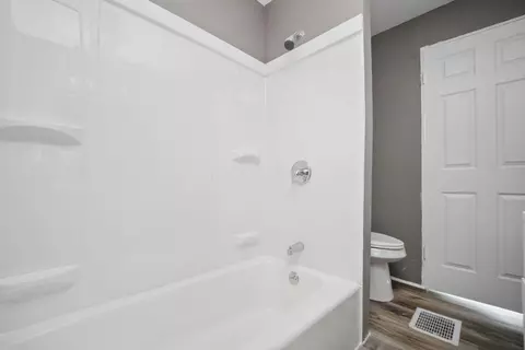 Bath - 117- E 119 E Cecil St, Springfield, OH 45504 photo 3 of 5