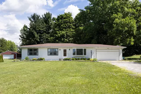 72 Lake Dr SW, Pataskala, OH 43062