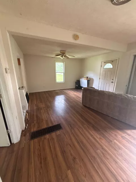 Living - 511 Vernon Ave, Delaware, OH 43015 photo 2 of 2
