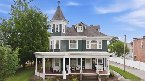 108 W Main St, Amherst, OH 44001