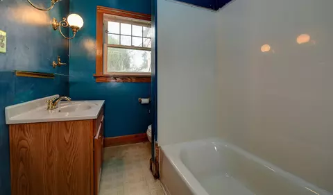 Bath - 486 E Tulane Rd, Columbus, OH 43202 photo 1 of 1