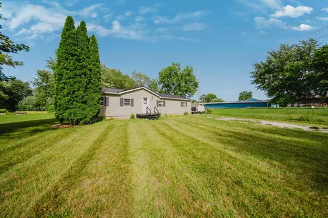 17 N East St, New Holland, OH 43145