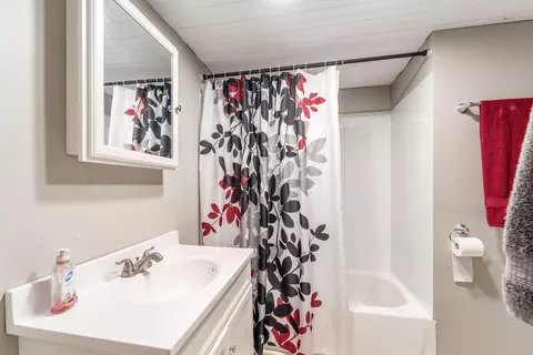 Bath - 127 Leawood Dr, Delaware, OH 43015 photo 3 of 3
