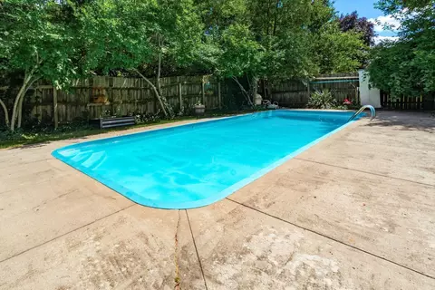 Exterior - 127 Leawood Dr, Delaware, OH 43015 photo 5 of 7