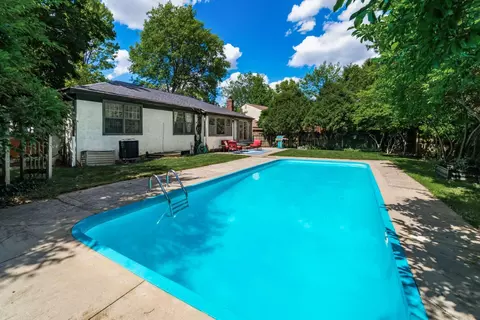 Exterior - 127 Leawood Dr, Delaware, OH 43015 photo 6 of 7