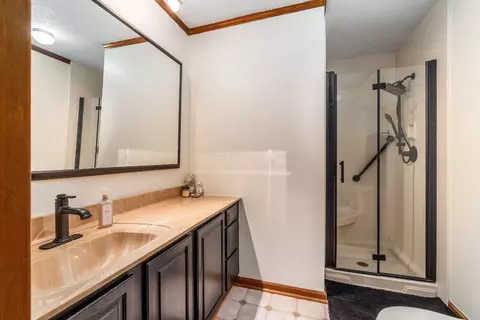 Bath - 127 Leawood Dr, Delaware, OH 43015 photo 2 of 3
