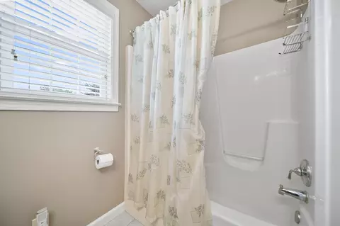 Bath - 1506 Eagle Pass Dr, Marion, OH 43302 photo 10 of 13