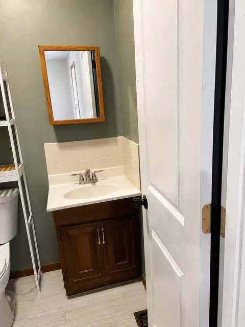 Bath - 204 Cedar Heights Rd, Circleville, OH 43113 photo 2 of 6