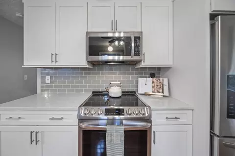 Kitchen - 2460 Cornwall Ct, Powell, OH 43065 photo 4 of 6