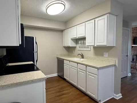 Kitchen - 357 Saint Andrews Dr, Dublin, OH 43017 photo 2 of 4