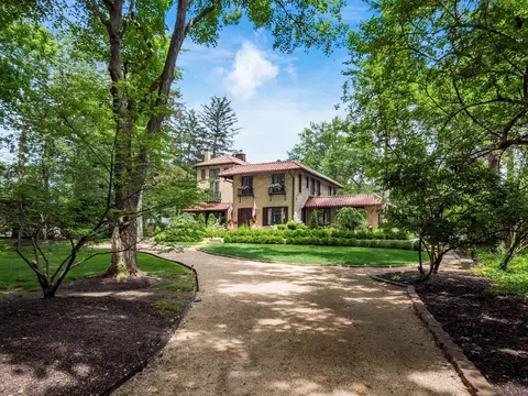 Exterior - 2674 E Broad St, Bexley, OH 43209 photo 4 of 20