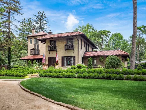 Exterior - 2674 E Broad St, Bexley, OH 43209 photo 5 of 20